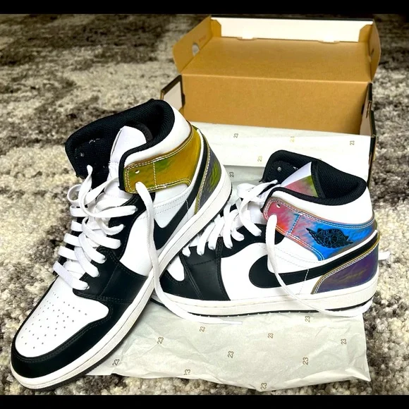 Nike Air Jordan 1 shoes! Size 8.5 with original box and tissue paper. New to the archive* Original 1985 Nike Air Jordan 1 Chicago  main image 2